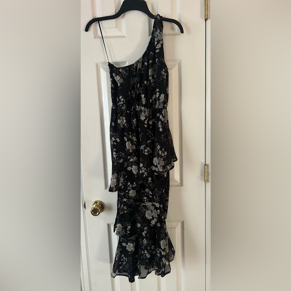 Petal + Pup Black Floral One-Shoulder Tiered Midi Dress. M.